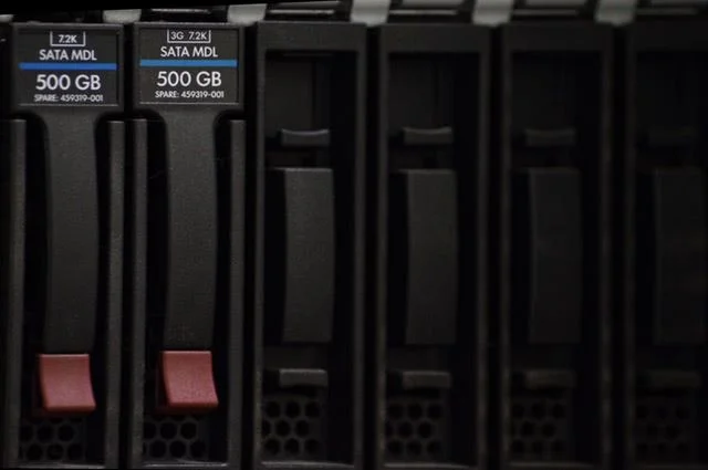 Storage drives and bays in a hosting server